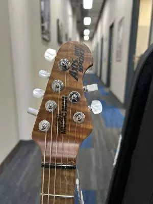 Ernie Ball Music Man - 320-WBQ-R1-00 2