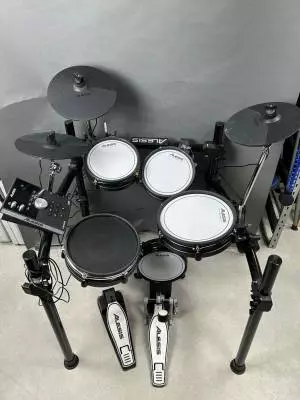 Alesis - COMMANDSEKITXUS