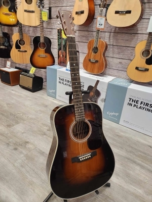 Martin Guitars - D-28 SUNBURST