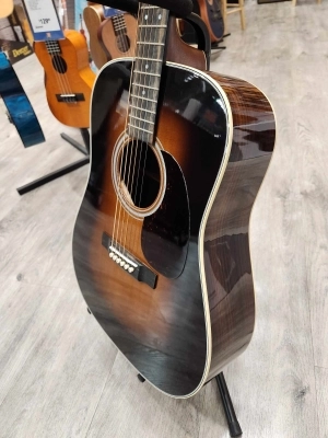 Martin Guitars - D-28 SUNBURST 3