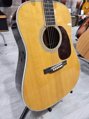 Martin Guitars - D-35 V18 2