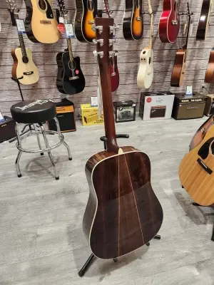 Martin Guitars - D-35 V18 3