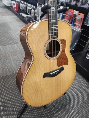 Taylor Guitars - 818E V-CLASS