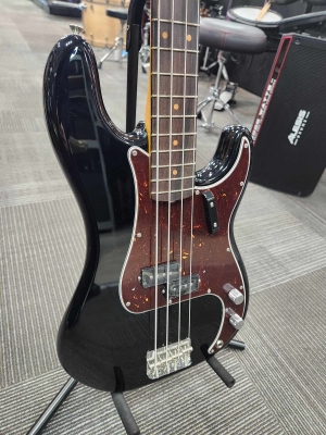 Fender -AV II 60 P BASS RW BLK W/CS 6