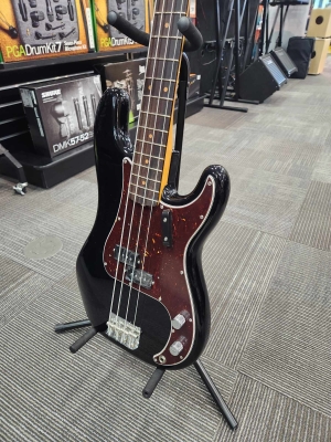 Fender -AV II 60 P BASS RW BLK W/CS 5