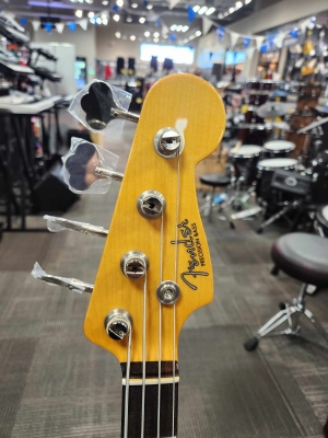 Fender -AV II 60 P BASS RW BLK W/CS 3