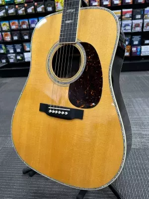 Martin Guitars - D-41 V18 2