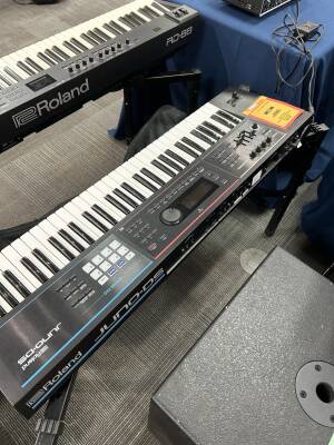 Roland　Juno-DS61 Roland Juno DS61 61-Key Synthesizer W/Phrase Pads