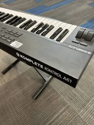 Native Instruments - KONTROL A61 2
