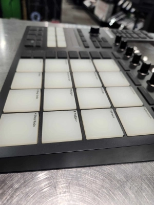 Native Instruments - MASCHINE MK3 4