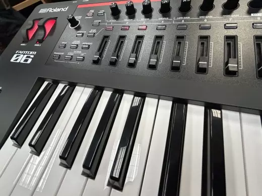 Roland - FANTOM-06 3