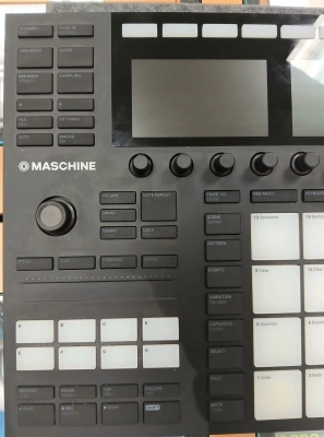 Native Instruments - MASCHINE MK3 2