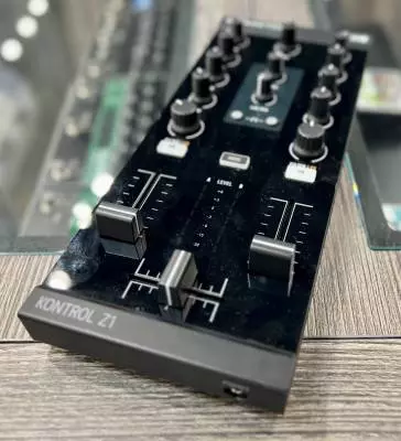 Native Instruments - TRAKTOR KONT Z1 2