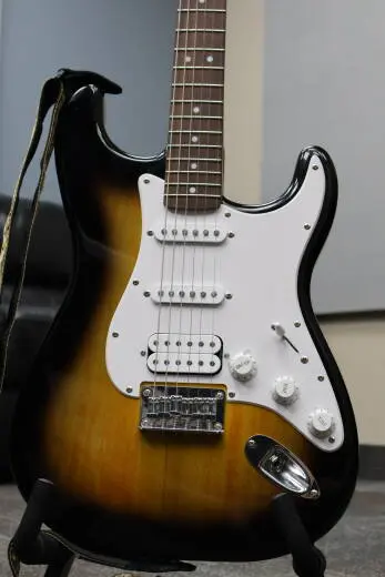 Squier - BULLET STRAT HT HSS BSB 2