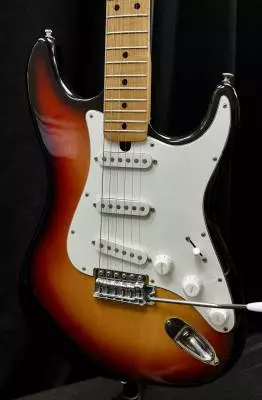 UNIVOX - 70S STRATOCASTER 2
