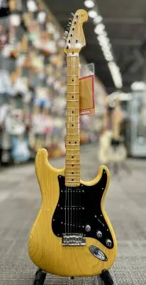 FENDER - FSR American Professional Stratocaster, Ash w/Maple Neck - Butterscotch Blonde