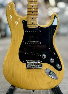 FENDER - FSR American Professional Stratocaster, Ash w/Maple Neck - Butterscotch Blonde 2