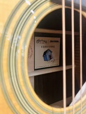 Martin Guitars - D-28 BSTRINGS 2