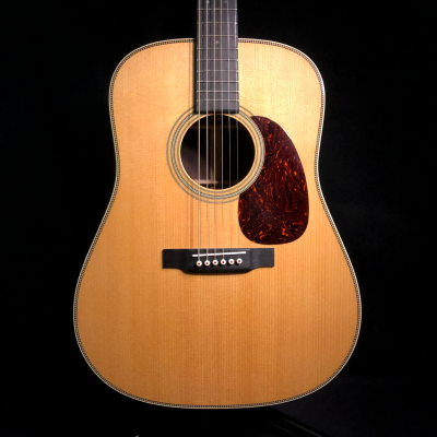 Martin Guitars HD-28 V18