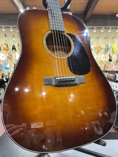 Martin Guitars - D-18 SUNBURST