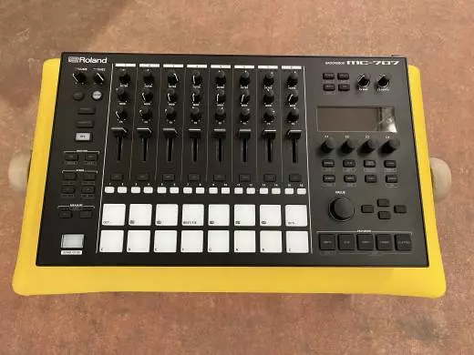 Roland - MC-707