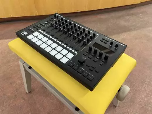 Roland - MC-707 2