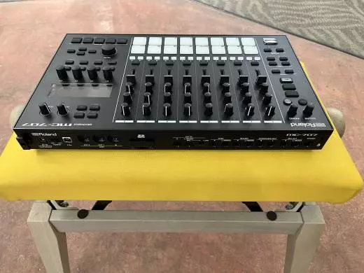 Roland - MC-707 2