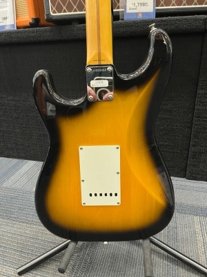 Fender JV Modified 50s Stratocaster HSS 2 Tone Sunburst 2