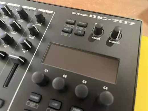 Roland - MC-707 2