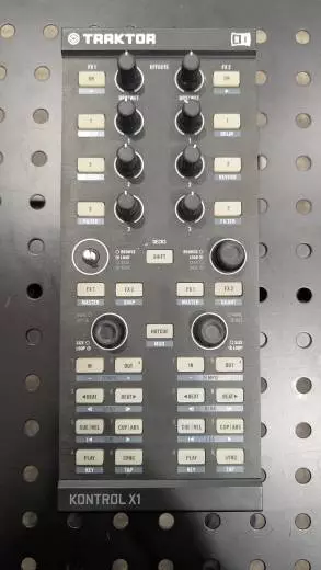 Native Instruments - TRAKTOR CONT X1