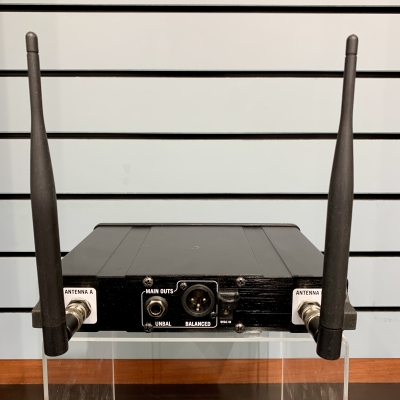 Line 6 XD-V55L Digital Wireless Lavalier Mic System 3