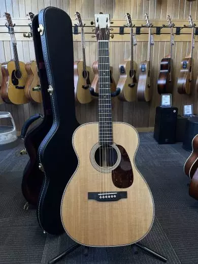 00-28 Modern Deluxe Spruce/East Indian Rosewood Acoustic Guitar with Case