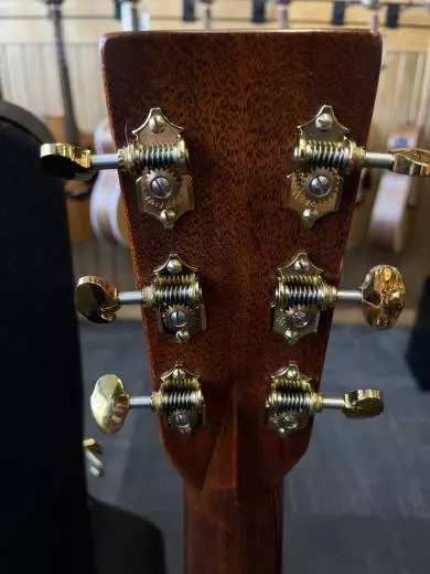 00-28 Modern Deluxe Spruce/East Indian Rosewood Acoustic Guitar with Case 2