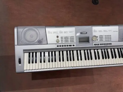 Yamaha DGX 205 76-Key Portable Digital Keyboard 2