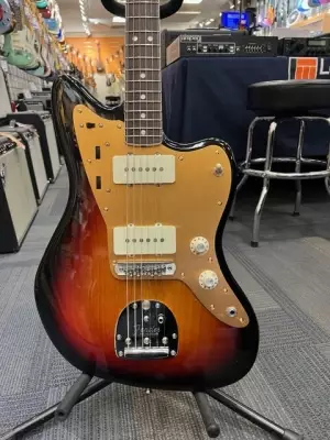 Fender American Original 60s Jazzmaster 3 Tone Sunburst 2