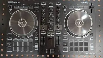 Roland - DJ-202