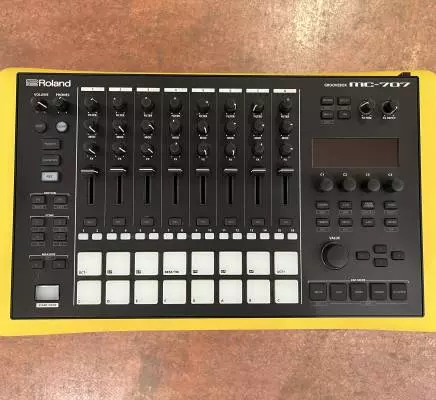 Roland - MC-707