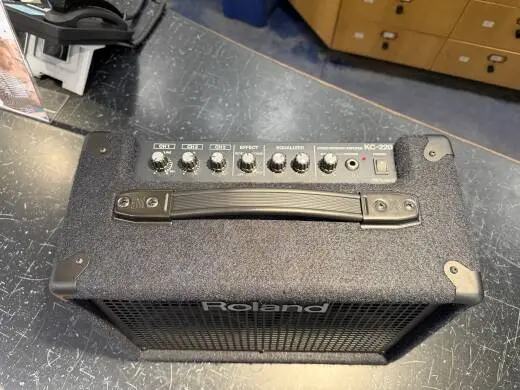 Roland - KC-220 2