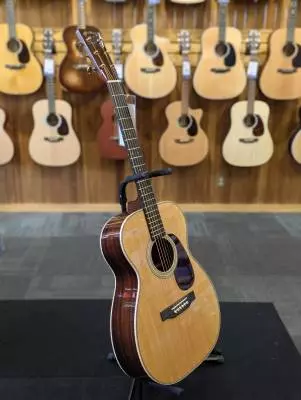 00-28 Modern Deluxe Spruce/East Indian Rosewood Acoustic Guitar with Case 2
