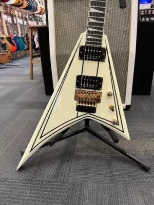 Jackson Pro Rhoads RR3 Ivory with Black Pinstripes 2