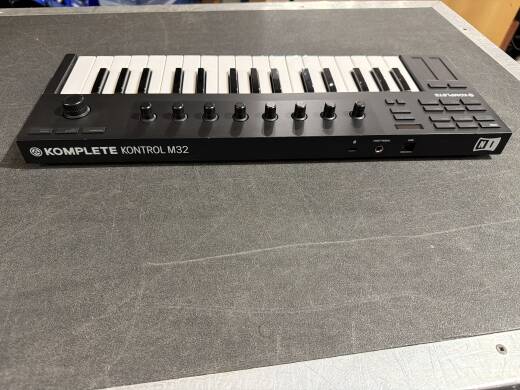 Native Instruments Komplete Kontrol M32 Micro Sized Keyboard