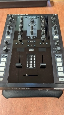 Native Instruments Traktor Kontrol Z2 - DJ Mixer 2
