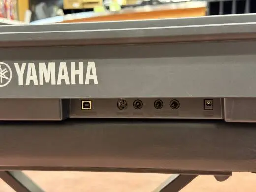 Yamaha - P225 B 2