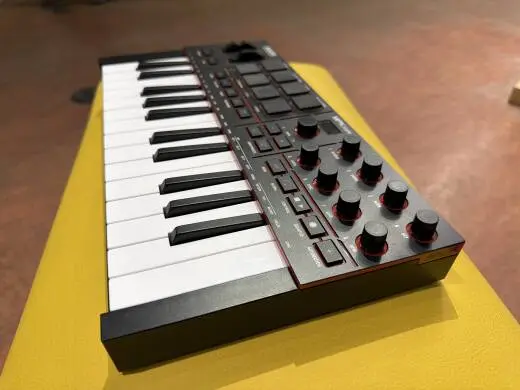 Akai - MPKMINI IV B 2