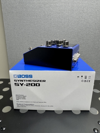 BOSS SY-200 Guitar Synthesizer | Long & McQuade