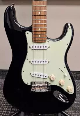 Fender Limited Edition Player Stratocaster with Roasted Pau Ferro Fingerboard - Black 2
