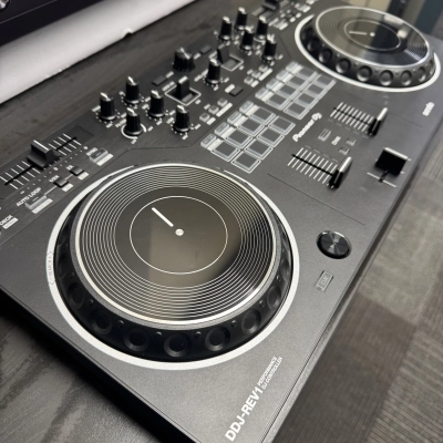 Pioneer DJ - DDJ-REV1 2