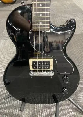 Epiphone Les Paul Junior Starter Guitar 2