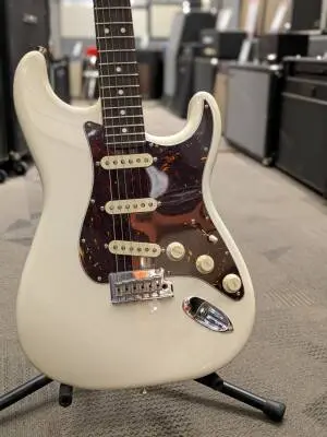 American Professional II Stratocaster, Rosewood Fingerboard - Olympic White 2