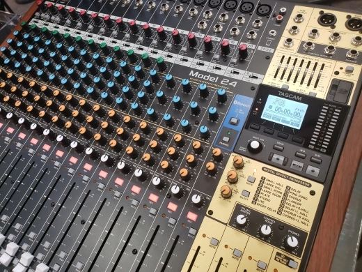 Tascam MODEL 24 Hybrid Mixer/Recorder/Interface 2